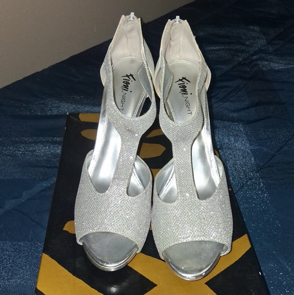 FIONI Clothing Glittering Silver Heels - Picture 1 of 3